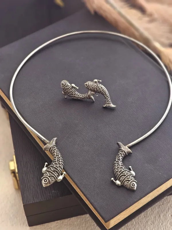 Koi_Hasuli_Open_Choker_Necklace_Set_with_Ornate_Fish_Pendants