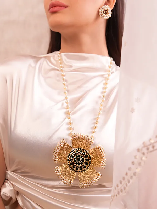 Aira_White_Pearl_Necklace_Set_With_Flower_Pendant