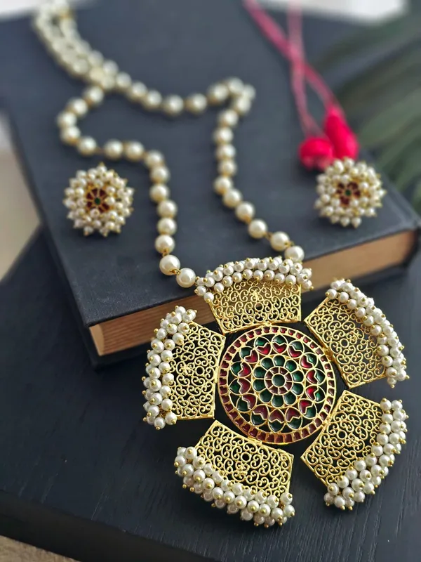Aira_White_Pearl_Necklace_Set_With_Flower_Pendant
