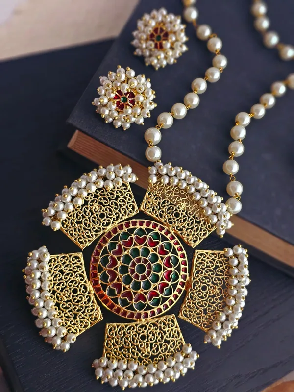 Aira_White_Pearl_Necklace_Set_With_Flower_Pendant
