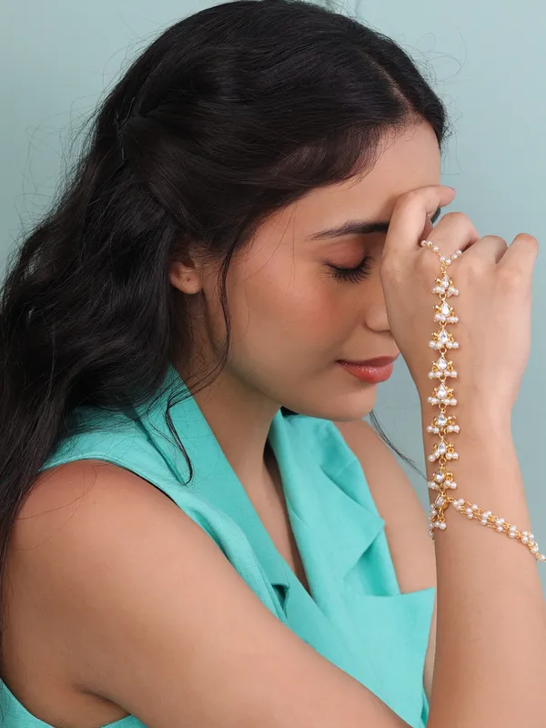 Leia_Pachi_Kundan_and_Pearl_Hathphool_Bracelet
