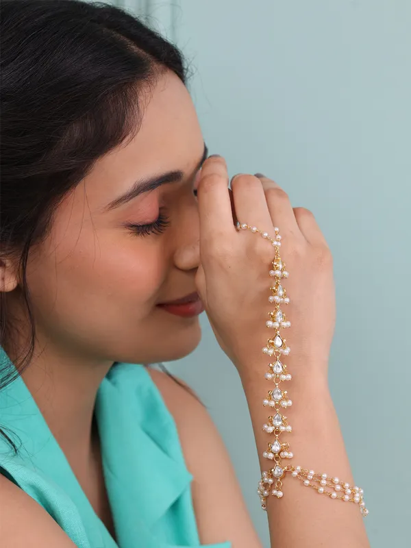 Leia_Pachi_Kundan_and_Pearl_Hathphool_Bracelet