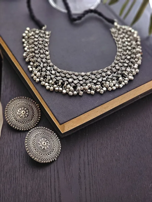 Women_Silver-toned_Silver-Plated_Jewellery_Set