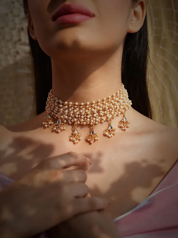 Varnika_Layered_Pachi_Kundan_Pearl_Choker_Necklace_with_Gold_Beaded_Pendants