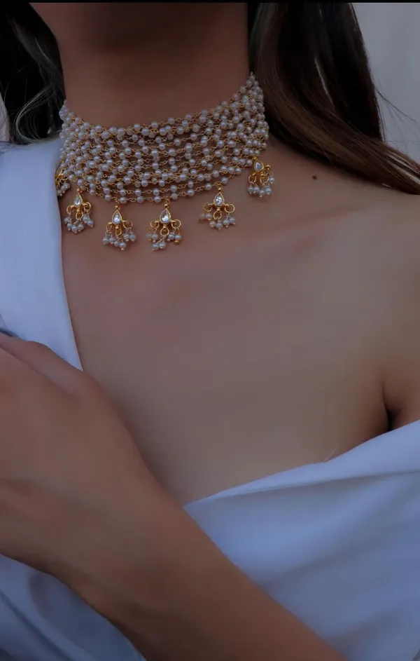 Varnika_Layered_Pachi_Kundan_Pearl_Choker_Necklace_with_Gold_Beaded_Pendants