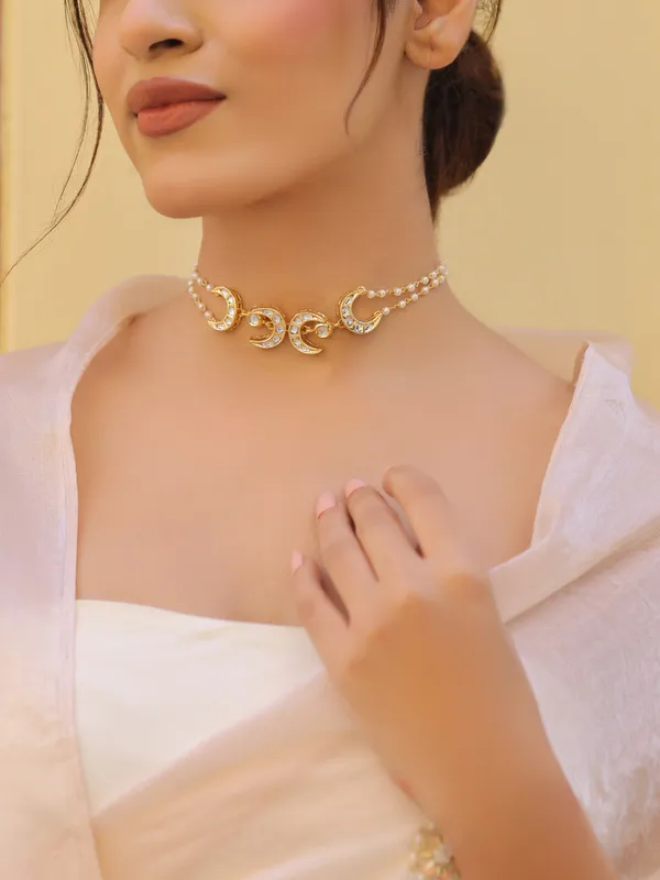 Pearl_Beaded_Choker_with_Crescent_Moon_Kundan_Pendant