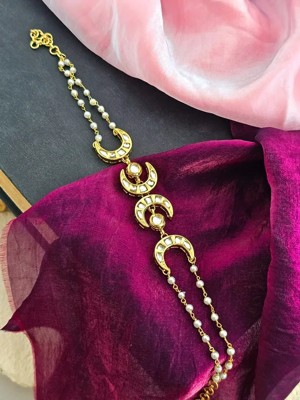 Pearl_Beaded_Choker_with_Crescent_Moon_Kundan_Pendant