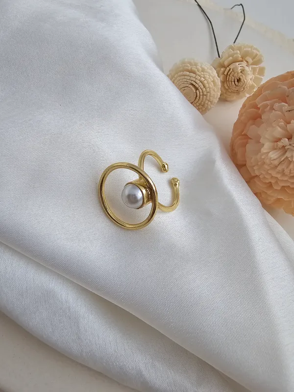 Golden_Elara_Pearl_Finger_Ring