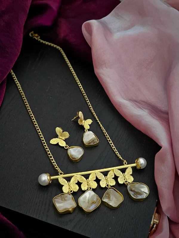 Raw_Elegance_Stone_Pendant