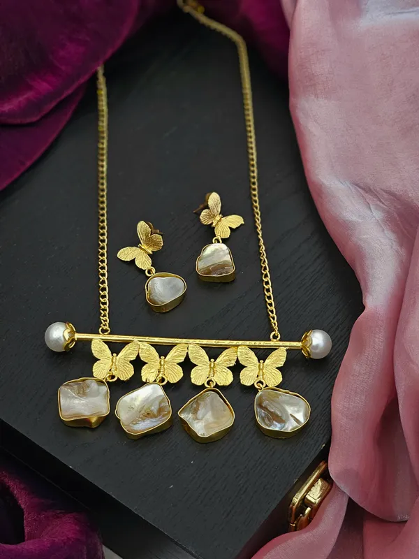 Raw_Elegance_Stone_Pendant