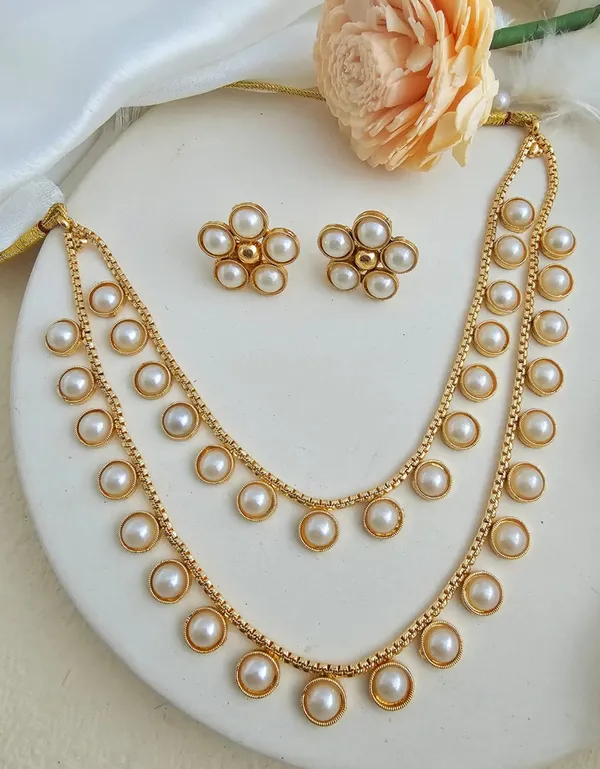 Veya_Gold_Toned_Layered_Pearls_Necklace_Set