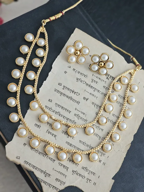 Veya_Gold_Toned_Layered_Pearls_Necklace_Set