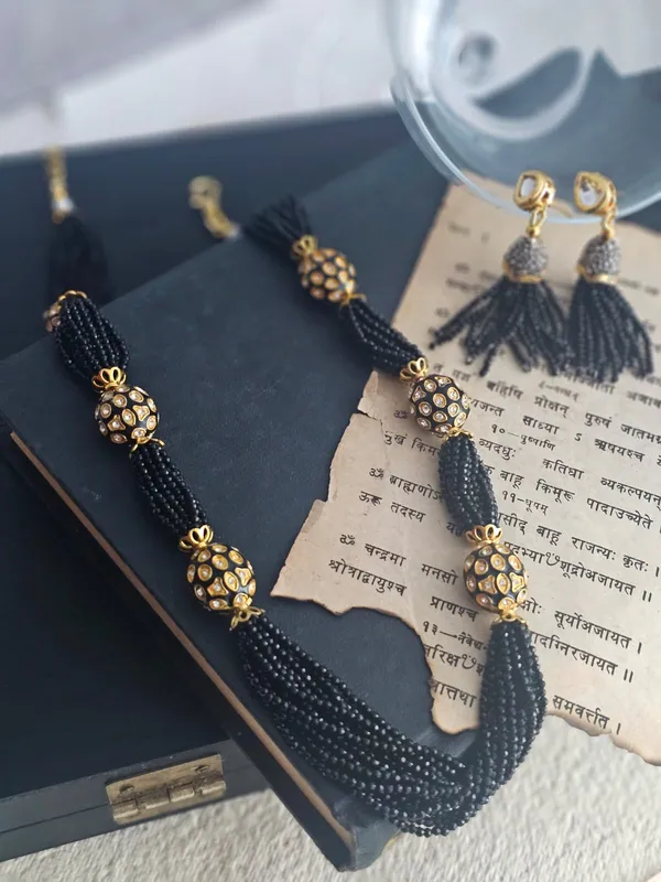 Black_Beads_Necklace_Set