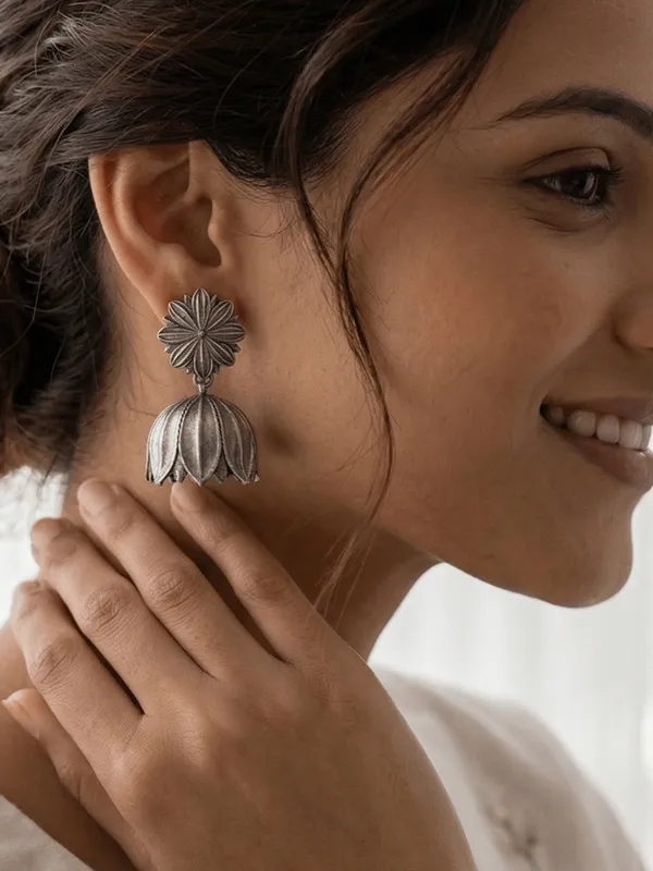 Silver-Toned_Floral_Jhumkas_Earrings