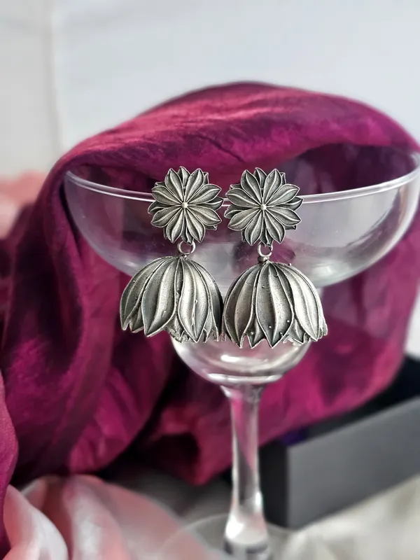 Silver-Toned_Floral_Jhumkas_Earrings