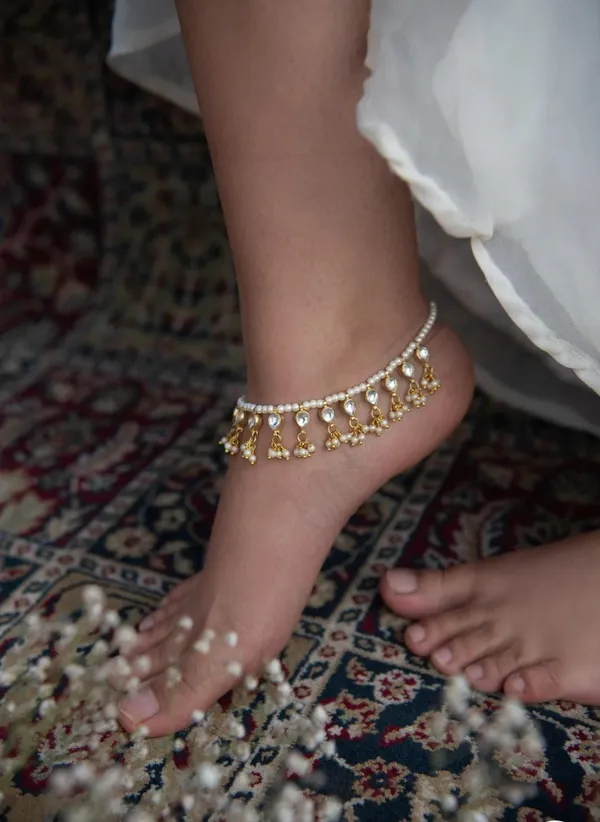 Vedika_Serene_Glow_Elegant_Pachi_Kundan_Anklet