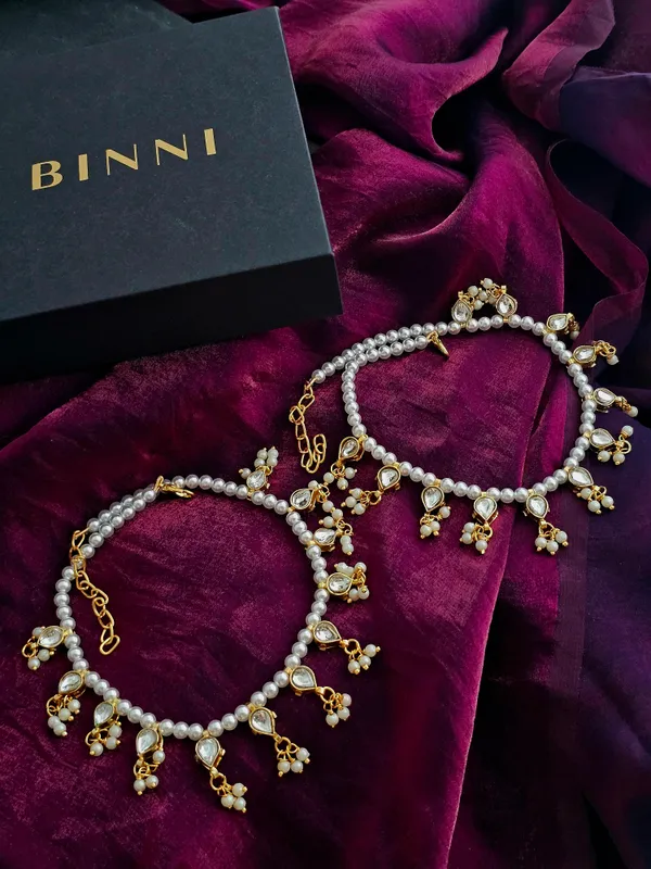 Vedika_Serene_Glow_Elegant_Pachi_Kundan_Anklet