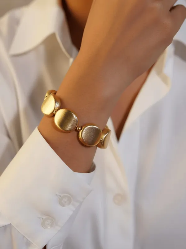 Arohi_Round-Shaped_Hand_Bracelet