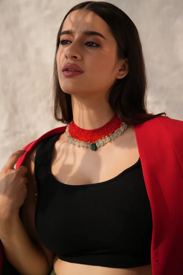 Manika_Red_Beaded_Necklace_Green_Stones