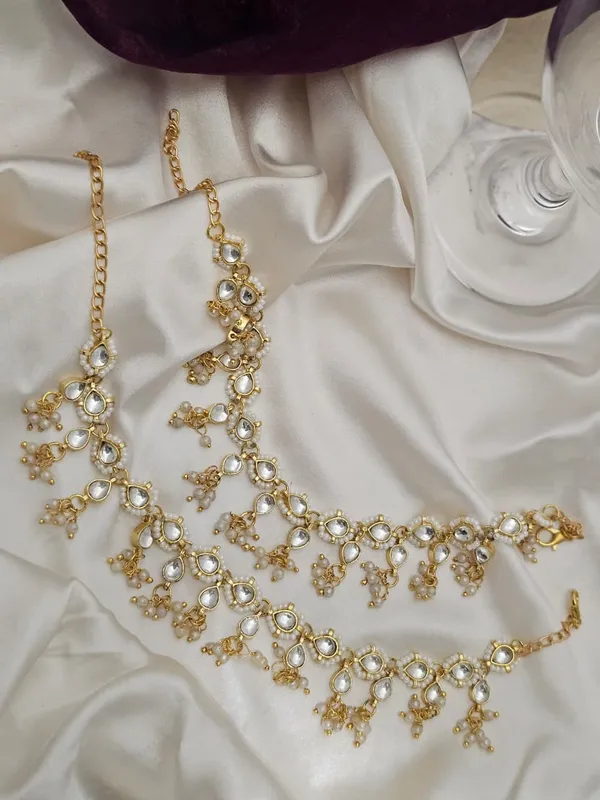 Kriti_Graceful_Pachi_Embellished_Exquisite_Kundan_Anklets