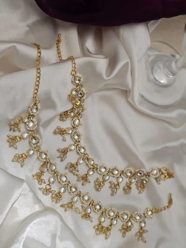 Kriti_Graceful_Pachi_Embellished_Exquisite_Kundan_Anklets