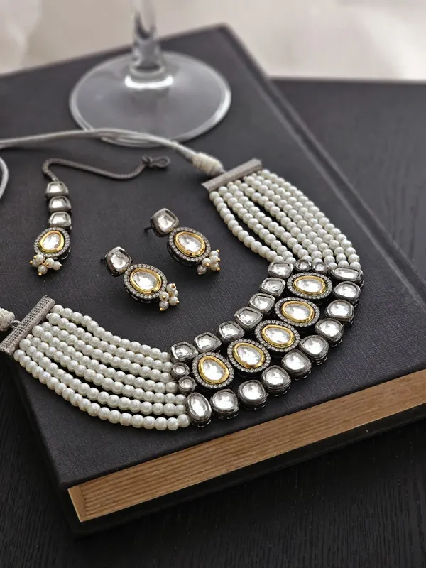 white_stone_kundan_jewellery_set_with_mang_tika