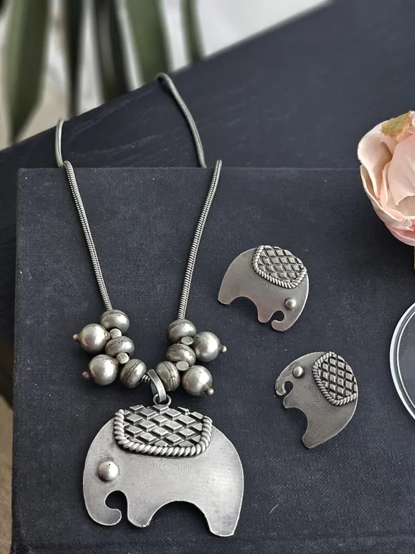Gaj-Gamini_German_Silver_Elephant_Pendant_Set