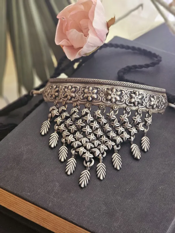 Nysa_Antique_Floral_Silver_Choker