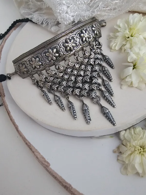 Nysa_Antique_Floral_Silver_Choker