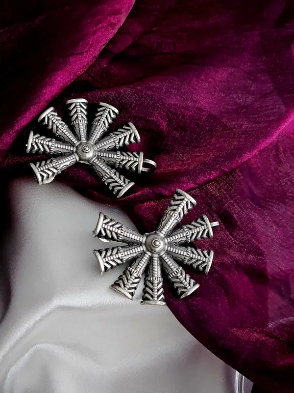 Silver_Plated_intricate_Shield_of_Arrows_earrings