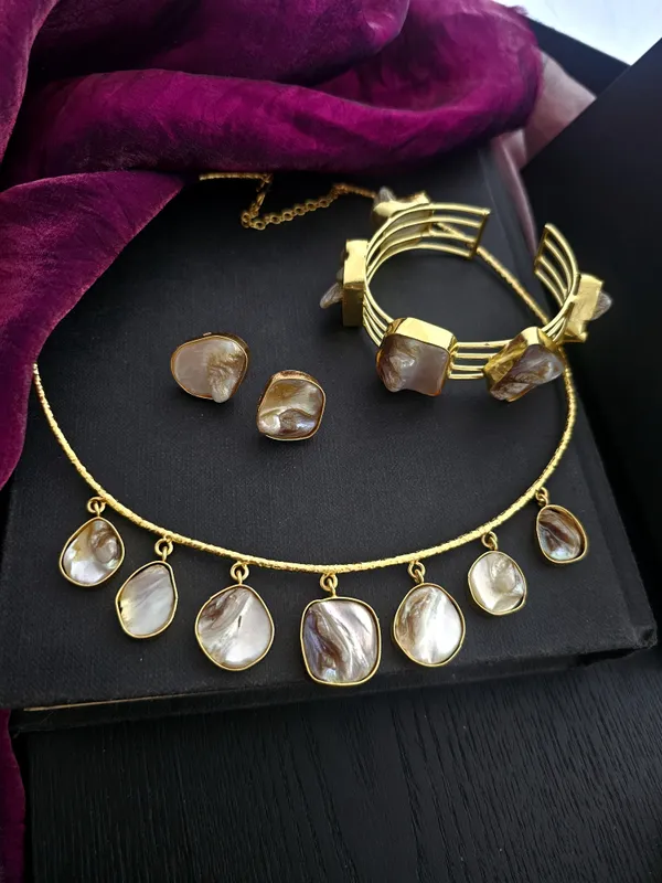 Eliana_Natural_Mother_of_Pearl_Necklace_Set