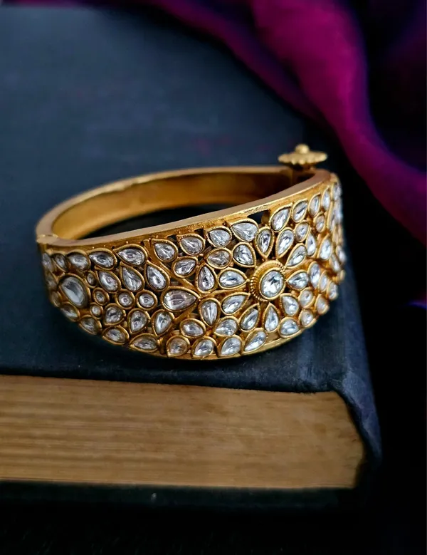 Golden_Petal_Gleam_Bracelet