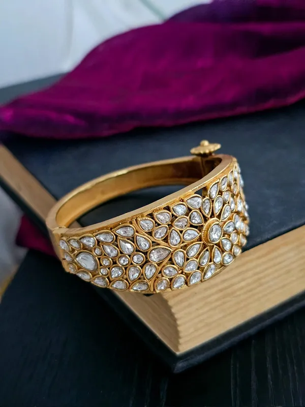 Golden_Petal_Gleam_Bracelet