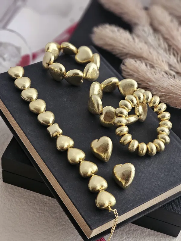 Golden_Dilruba_Heart-Shaped_Necklace_Set