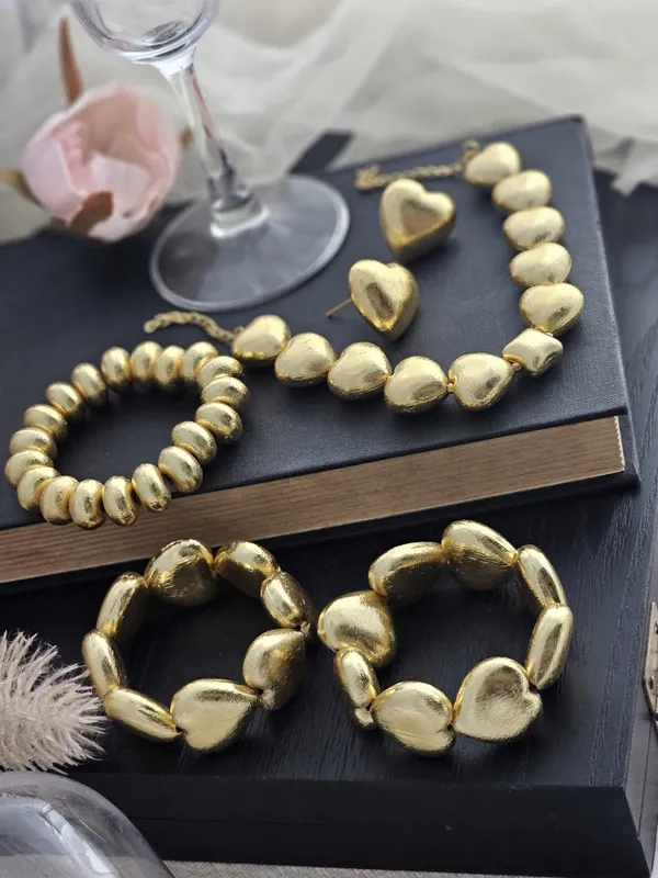 Golden_Dilruba_Heart-Shaped_Necklace_Set