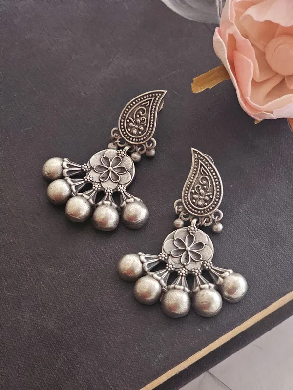Dangling_Earrings_with_Oxidized_Finish