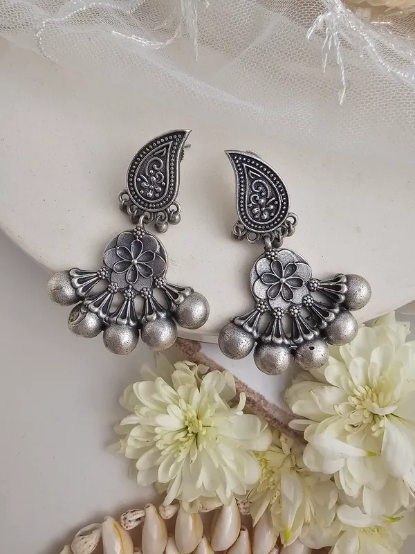 Dangling_Earrings_with_Oxidized_Finish