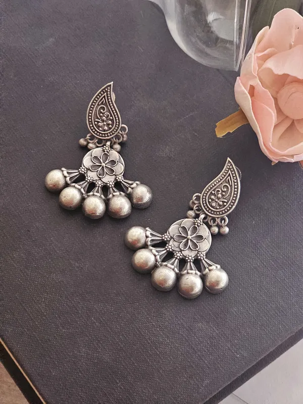 Dangling_Earrings_with_Oxidized_Finish