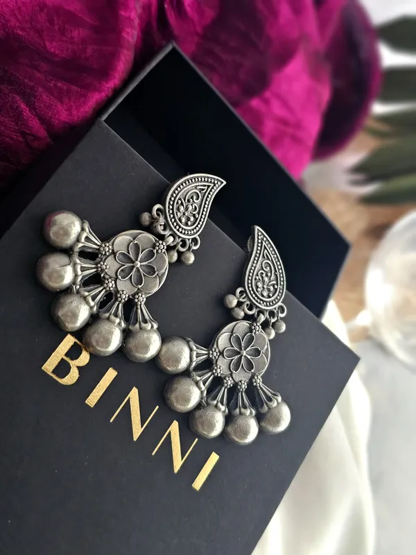 Dangling_Earrings_with_Oxidized_Finish