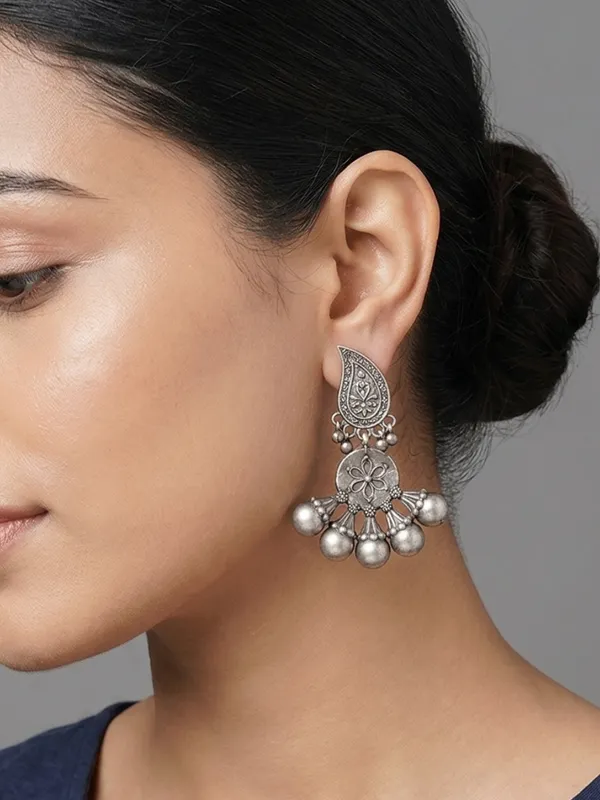 Dangling_Earrings_with_Oxidized_Finish