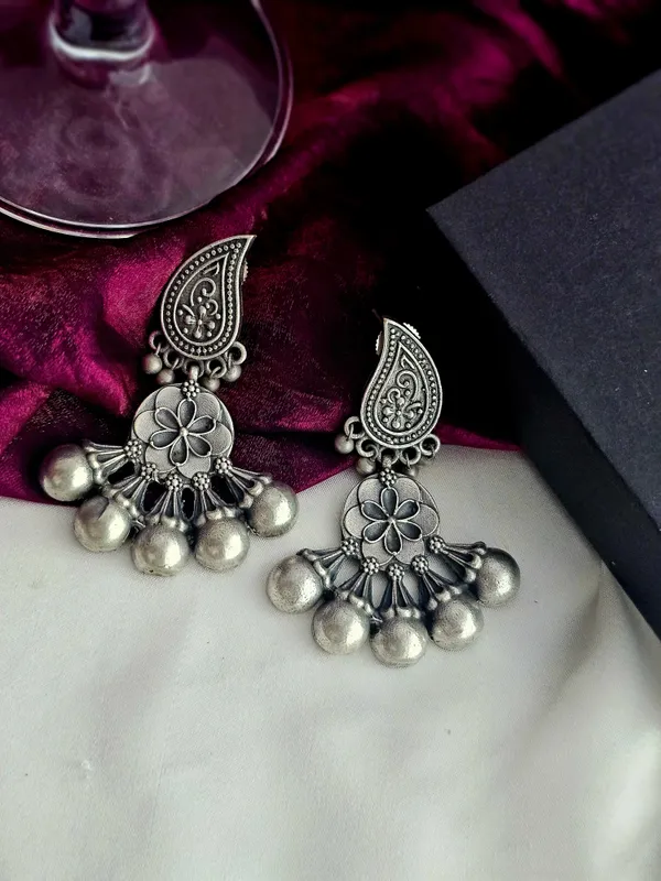 Dangling_Earrings_with_Oxidized_Finish