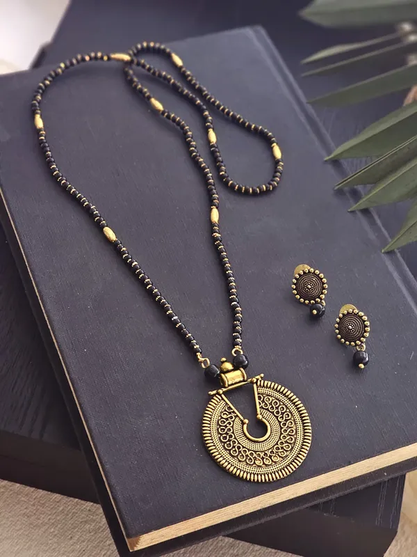 Ravina_Gold-Toned_Black_Beaded_Mangalsutra_Set_with_Circular_Pendant
