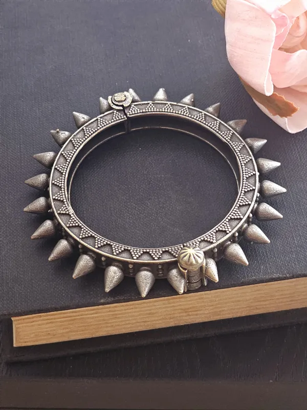 Spike_Antique_Silver_bangel