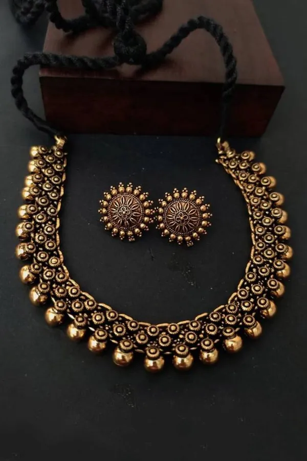 Tanira_Gold_Toned_Brass_Kolhapuri_Necklace_Set