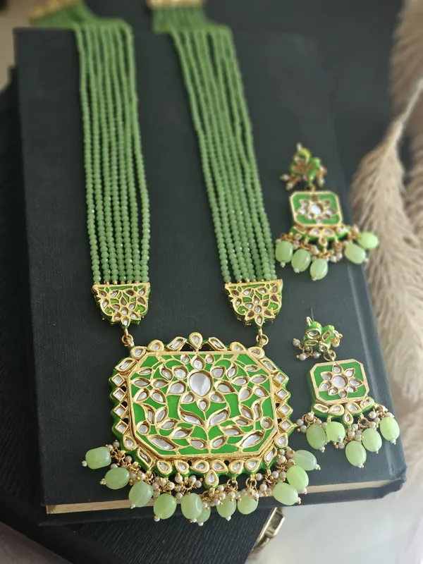 Green_beaded_long_necklace