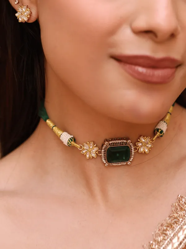 Emerald_Harmony_Thread_Necklace