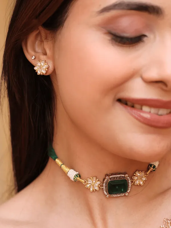 Emerald_Harmony_Thread_Necklace