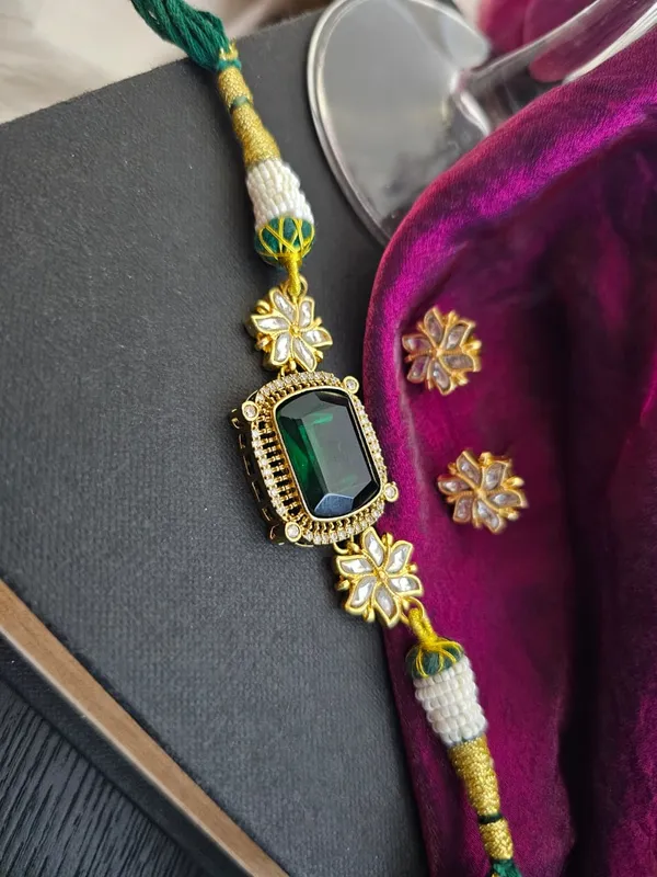 Emerald_Harmony_Thread_Necklace