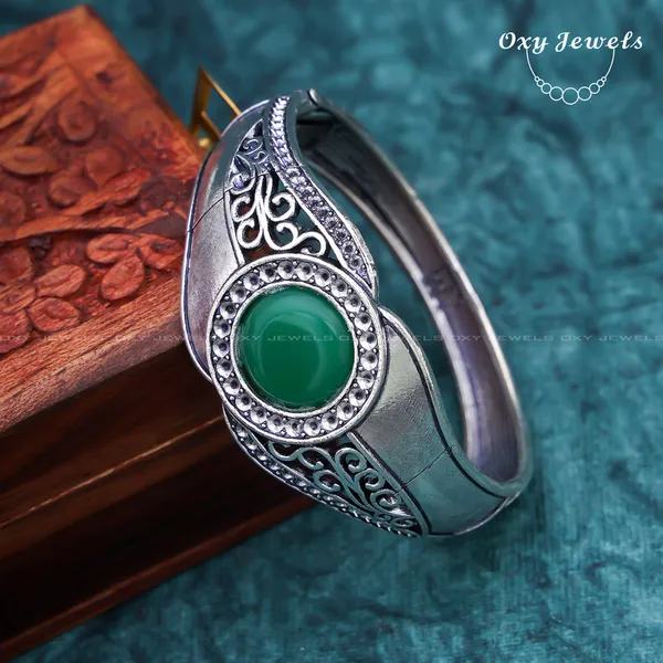 Elegant_Oxidized_Silver_Bracelet_with_Green_Gemstone_Accent