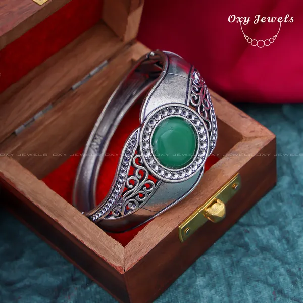 Elegant_Oxidized_Silver_Bracelet_with_Green_Gemstone_Accent